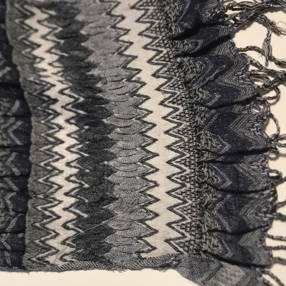 Gorgeous blue,black, white cotton patterned scarf - Picture 4 of 8